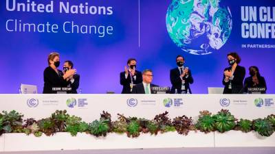 13 Noviembre de 2021, Reino Unido, Glasgow. El presidente del Cop26, Alok Sharma (C), es aplaudido al cierre de la sesión plenaria de la Conferencia de Naciones Unidos para el Cambio Climático. Foto: Christoph Soeder/dpa 13/11/2021