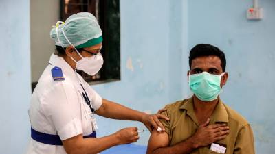 Imagen de una sanitario vacunando en la India. FOTO: EFE/DIVYAKANT SOLANKI