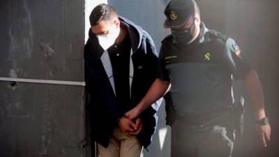 Un tercer detenido por el crimen de Samuel Luiz camino del Juzgado de Instrucción número 8 de A Coruña. Foto: EFE/ Cabalar