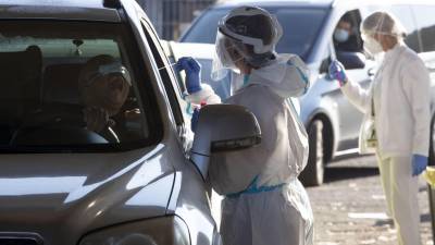 Sanitarios toman muestras para la realización del test del covid a automovilistas en Roma (Italia). FOTO: EFE/EPA/MASSIMO PERCOSSI