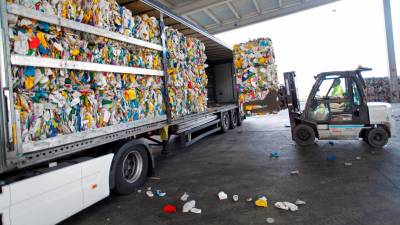 Una carretilla carga plástico reciclable en un contenedor en el complejo de tratamiento de residuos de Sogama Foto: Cabalar