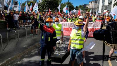 Trabajadores de empresas electrointensivas, como Alcoa, en su marcha por A Coruña portando un ataúd que simboliza la muerte de A Mariña. Foto: EFE / Moncho Fuentes.