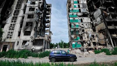 Borodyanka, Ucrania: Un automóvil pasa por una zona residencial destruida que resultó dañada por el bombardeo del ejército ruso en la ciudad de Borodyanka, al noroeste de la capital ucraniana, Kyiv. FOTO: Sergei Chuzavkov / Zuma Press / ContactoPhoto - 07/07/2022