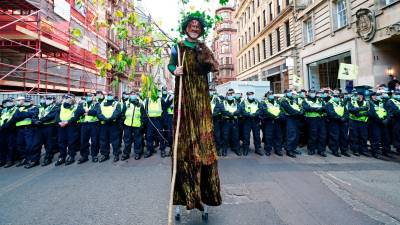 Un activista del grupo climático Extinction Rebellion ayer en Glasgow. Foto: Jane Barlow
