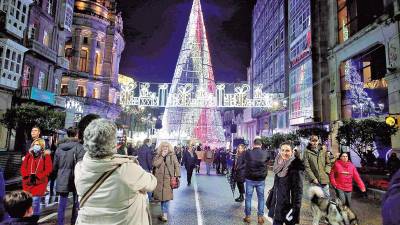 luces. Instantánea de la ciudad olívica en pleno despliegue lumínico por Navidad (Vigo). Foto: Salvador Sas