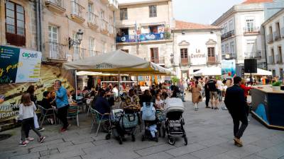 Grupos de comensales sentados en terrazas de Vigo. Foto: Marta Vázquez / E.P.