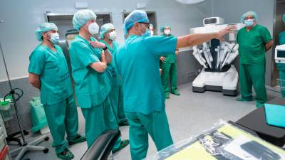 Saúde. Alfonso Rueda visitando o robot cirúrxico Da Vinci disposto no CHUF. Foto: Xunta