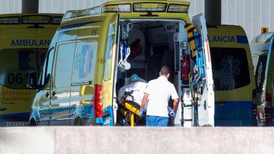 Un profesional sanitario baja de una ambulancia en camilla a un paciente . FOTO: Carlos Castro
