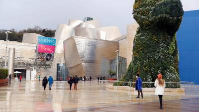 BILBAO, 04/01/2021.-Visitantes este lunes se dirigen al Museo Guggenheim de Bilbao. EMuseo Guggenheim Bilbao ha recibido durante 2020 un total de 315.908 visitas frente a las 1.170.669 registradas el año anterior, lo que supone un descenso del 73 por ciento, debido a la reducción de afluencia provocada por la pandemia de covid-19, que causó el cierre de sus instalaciones durante casi tres meses e impuso restricciones de movilidad. EFE/LUIS TEJIDO