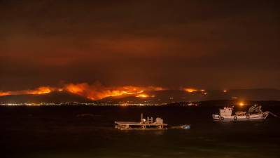 El fuego más grande de la historia de Boiro llega a las 2.000 hectáreas y deja un manto gris que convierte el día en noche
