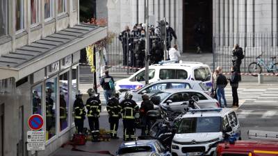 Niza (Francia), 29/10/2020.- Agentes de la policía francesa en el perímetro de seguridad establecido tras el ataque en una iglesia de la ciudad de Niza. EFE/EPA/SEBASTIEN NOGIER