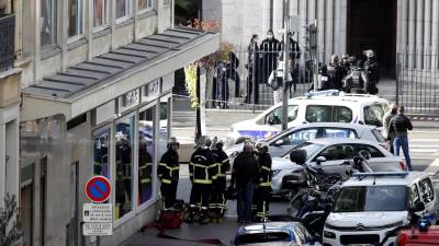 Niza (Francia), 29/10/2020.- Agentes de la policía francesa delante de la iglesia de la ciudad de Niza en la que este jueves se produjo un ataque. EFE/EPA/SEBASTIEN NOGIER