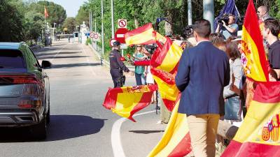 Simpatizantes y seguidores de la monarquía esperan con banderas de España la llegada de Don Juan Carlos al encuentro con su hijo Felipe VI (Madrid). Foto: José Ruiz 