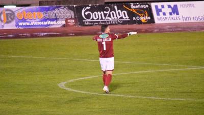 número 1 Pato Guillén realiza indicaciones durante el partido entre el Compostela y el Deportivo. Foto: Amadeo Rey 