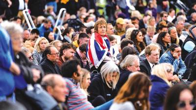 londres. La gente ve en directo el funeral en una gran pantalla instalada en Hyde Park en Londres. Foto: Efe / EPA / Bertha Wang 