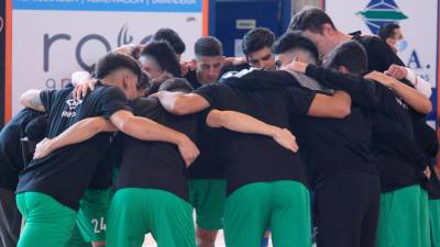 EQUIPO Unión del Santiago Futsal antes de su cita de pretemporada en Noia. Foto: SF
