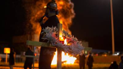 En la foto del pasado 28 de noviembre, un trabajador participa en un velatorio nocturno simbólico convocado por la fábrica de Alcoa, en en San Cibrao (Lugo). CARLOS CASTRO/EUROPA PRESS