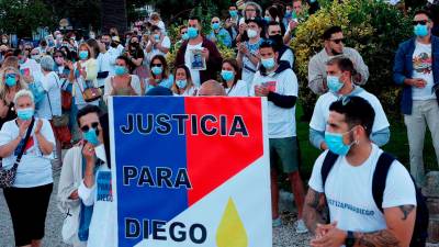 Familiares y amigos de Diego Bello en una manifestación en julio para exigir que continuaran las investigaciones que aclaren lo sucedido para pedir responsabilidades por su muerte. Foto: Cabalar
