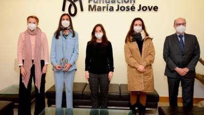 Manuel Aguilar seguido de Yoya Neira, Inés Rey, Felipa Jove y María Lemos, ayer tras la firma del convenio de inserción. Foto: Sasha