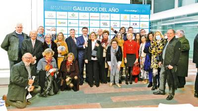Juan Gestal, galardonado en la XXXI Gallegos del Año, posando en el centro y rodeado de su familia, compañeros del CHUS, profesores de la Facultad de Medicina y amigos cercanos