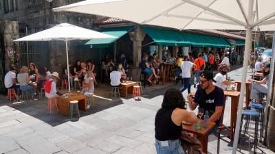 Forasteros y locales ocupan los bares de la Plaza. Foto: F. Blanco 