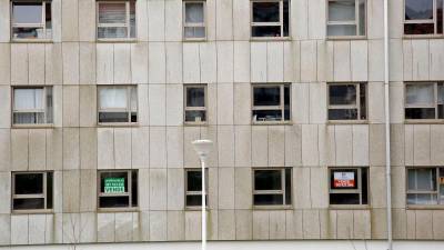 Un par de carteles anuncian la venta de un piso, en un edificio en Fontiñas. Foto: Antonio Hernández