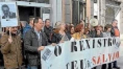 Decenas de trabajadores protestan contra la privatización de los registros civiles