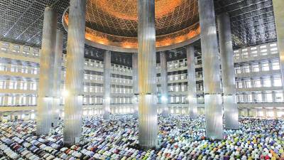 Musulmanes indonesiosen la mezquita de Istiqlal durante los primeros rezos del viernes del Ramadán en Yakarta (Indonesia).
