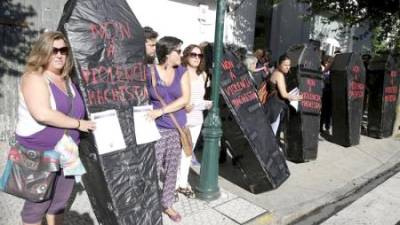Feministas, CIG y BNG denuncian en una protesta con ataúdes que el PP no actúa contra la violencia machista