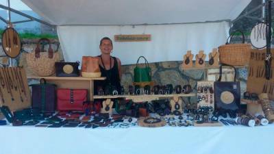 PUESTOS. Un puesto de artesanía del mercado Marusía en la pasada edición. Foto: Ralekúa