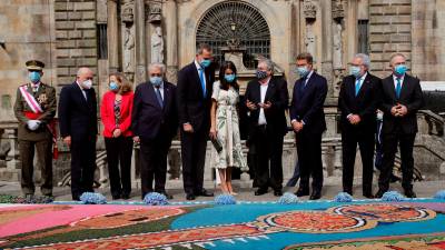 Los reyes, con las autoridades, admiran la alfombra floral de la plaza de la Inmaculada. Foto: F.B.