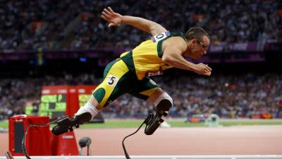 SUPERACIÓN Imaxe do atleta sudafricano Óscar Pistorius tomando a saída nunha proba. Foto: Associated Press