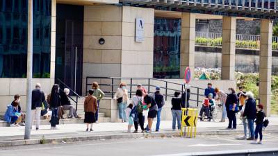 Colas de contribuyentes aguardando turno en la última campaña del IRPF ante la sede de la AEAT en Santiago. Foto: F. Blanco