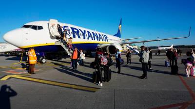 Pasajeros desembarcan de un avión de Ryanair en la terminal de Rosalía de Castro, en Santiago. Foto: Fernando Blanco