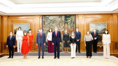 Foto de familia del rey Felipe VI con el presidente Sánchez y las vicepresidentas y ministros y ministras que prometieron sus cargos este lunes en la Zarzuela. Foto: Europa Press