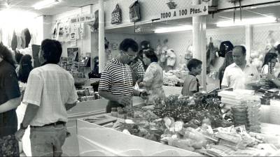 Clientes mirando los productos en una tienda de Todo a Cien en Compostela en el año 1991. Foto: Fernando Blanco