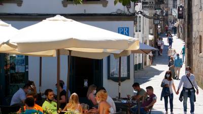 Terraza de un establecimiento en la rúa do Franco, ayer, con clientes tomándose unas cervezas. Fotos: Fernando Blanco
