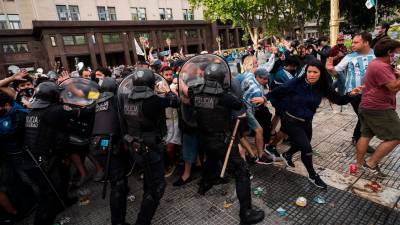 INCIDENTES Policías y aficionados, en las inmediaciones del velatorio el pasado jueves. Foto: A. M. Ávila/DPA
