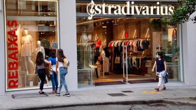 REBAJAS EN una tienda de Stradivarius de Inditex en Santiago en la nueva normalidad. Foto: Fernando Blanco
