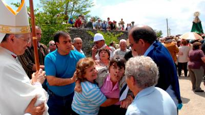 año 2008. El padre Donsión realiza un exorcismo a una mujer ante el Santuario de O Corpiño. Foto: Puri Sangiao