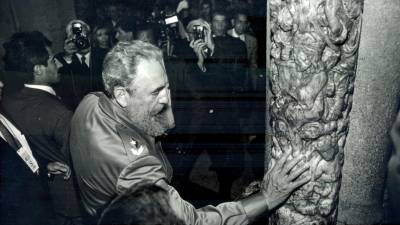1992. Fidel Castro, presidente de Cuba, visita Galicia. En la imagen, poniendo la mano sobre uno de los pilares de El Pórtico de la Gloria en la catedral de Santiago de Compostela. (Fuente, Fernando Blanco para El Correo Gallego).