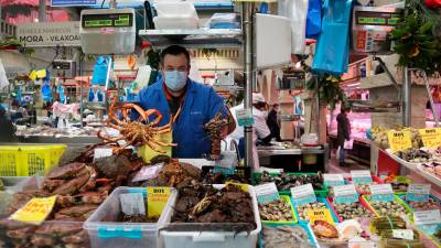 Puesto de pescados y mariscos de Emilio Martínez en el mercado de Pontevedra. Foto: Salvador Sas/Efe
