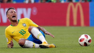 El brasileño Neymar se duele en el transcurso de un partido con su selección. Foto: EFE