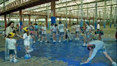 Una de las actividades celebrada en la Feira das Mentiras de 1998 consiguió teñir de azul el suelo del antiguo mercado de ganado. Foto: F. Blanco
