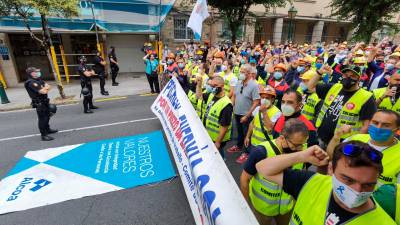 Momento de la protesta de los trabajadores de Alcoa San Cibrao ante el Parlamento de Galicia. Foto: Rebelión Aluminio