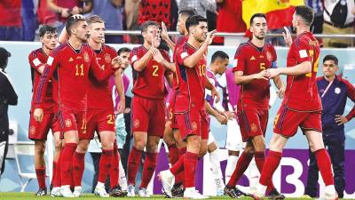LOS JUGADORES de la selección española celebran uno de los tantos logrados durante el partido ante Costa Rica, en su estreno en Catar 2022. Foto: DPA 