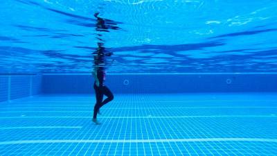 La natación es uno de los grandes ejercicios para las personas con artrosis y para evitar sufrir de esta condición en el futuro. Foto: R.S.