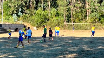 partidillo. Borja Verea (de verde, con el balón) jugando en el Campo de Figueiras.