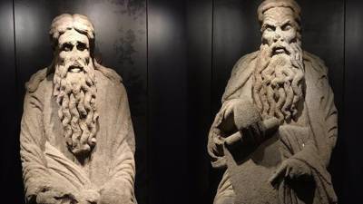 En la foto de archivos, las estatuas de Isaac y Abraham, obras del Mestre Mateo, en Santiago. EUROPA PRESS