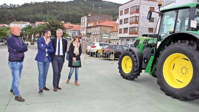 Protección Civil de O Son recibe un tractor con remolque y desbrozadora